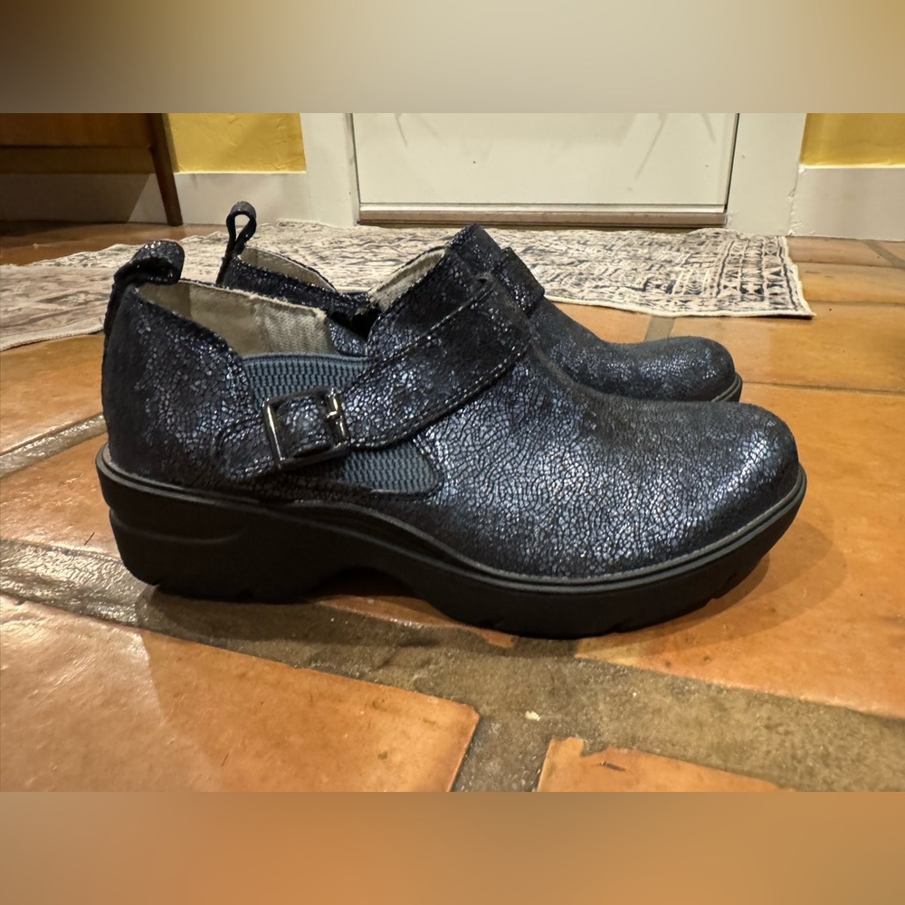 Align Ayra by nurse mates zip closure slip on loafer size 7.5 sparkle blue